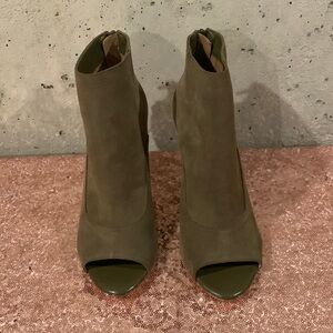LIKE NEW JOIE SUEDE OLIVE GREEN PEEP TOE 4” HEEL BOOTIES SIZE 39